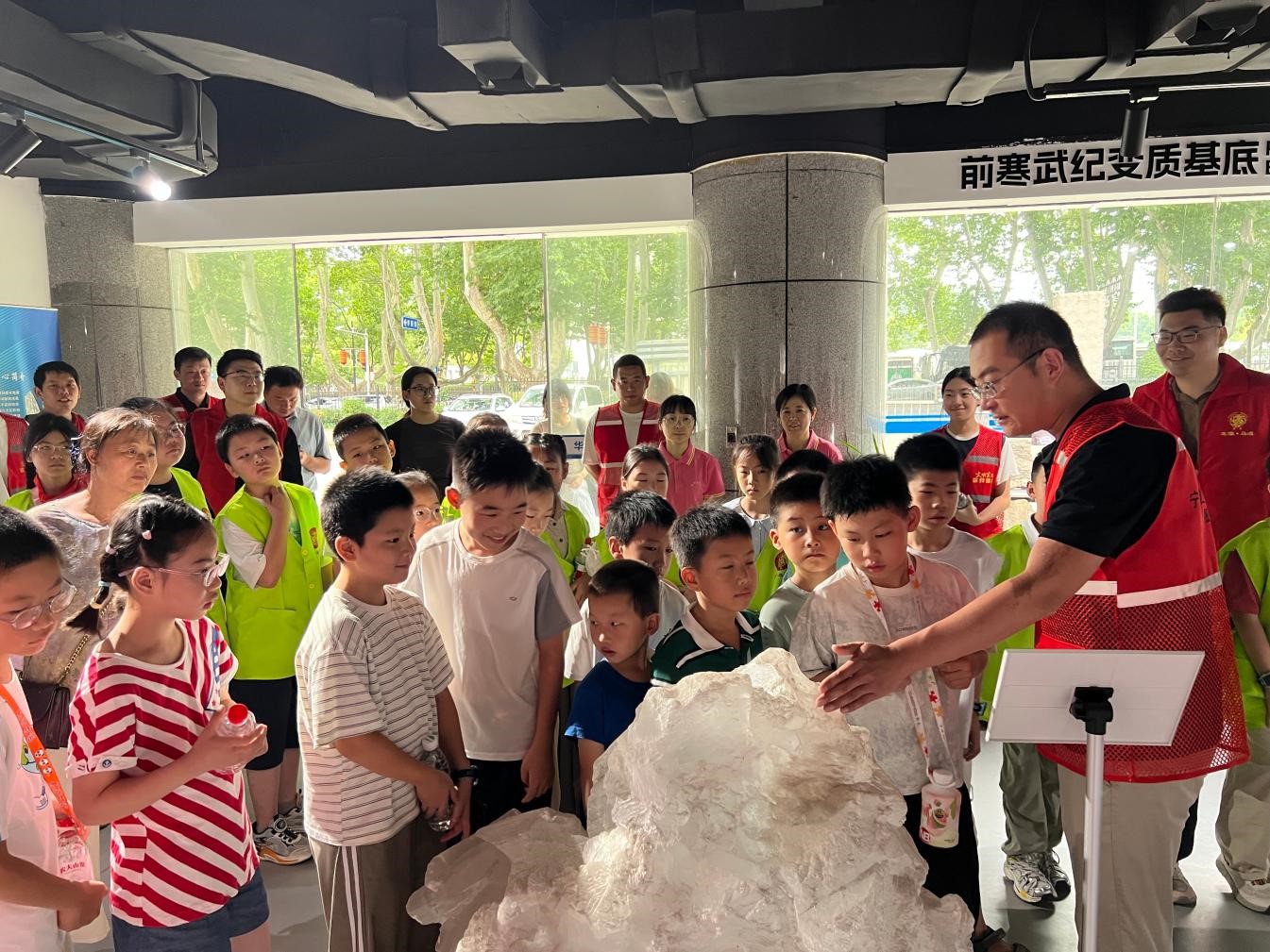 参观华东实物地质标本馆