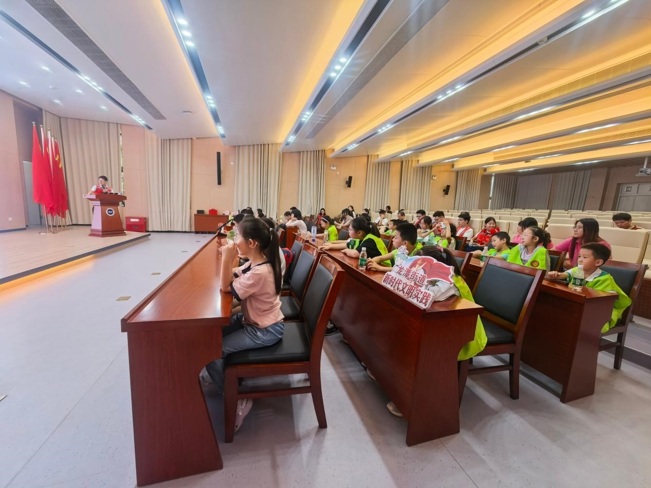 专心聆听的研学少年