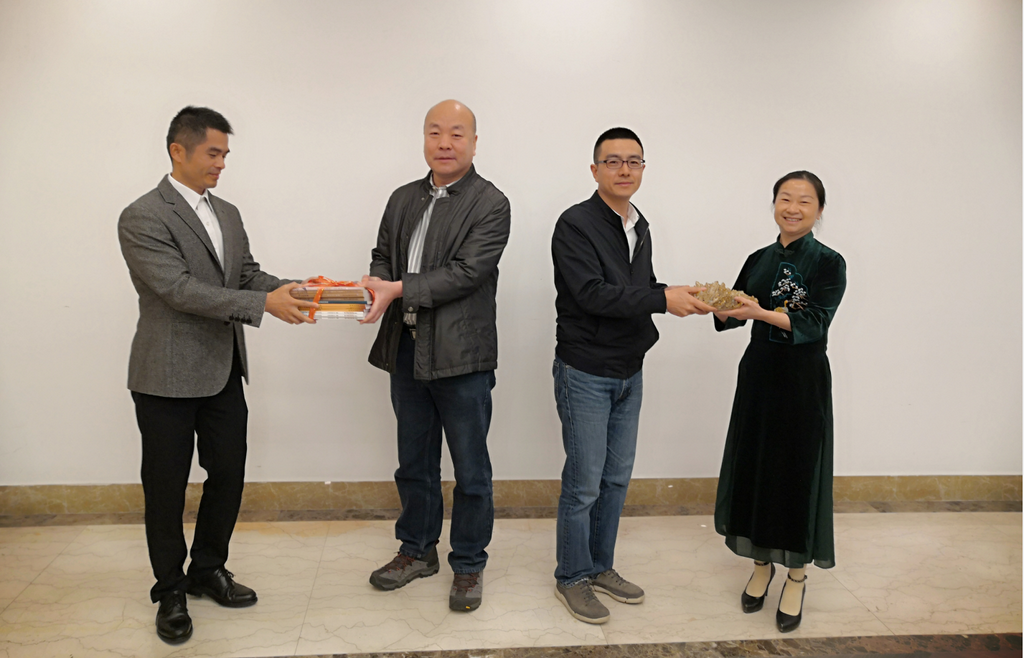 中国地质调查局南京地质调查中心向杞溪地质文化陈列室赠送矿晶标本与科普图书 (复制)