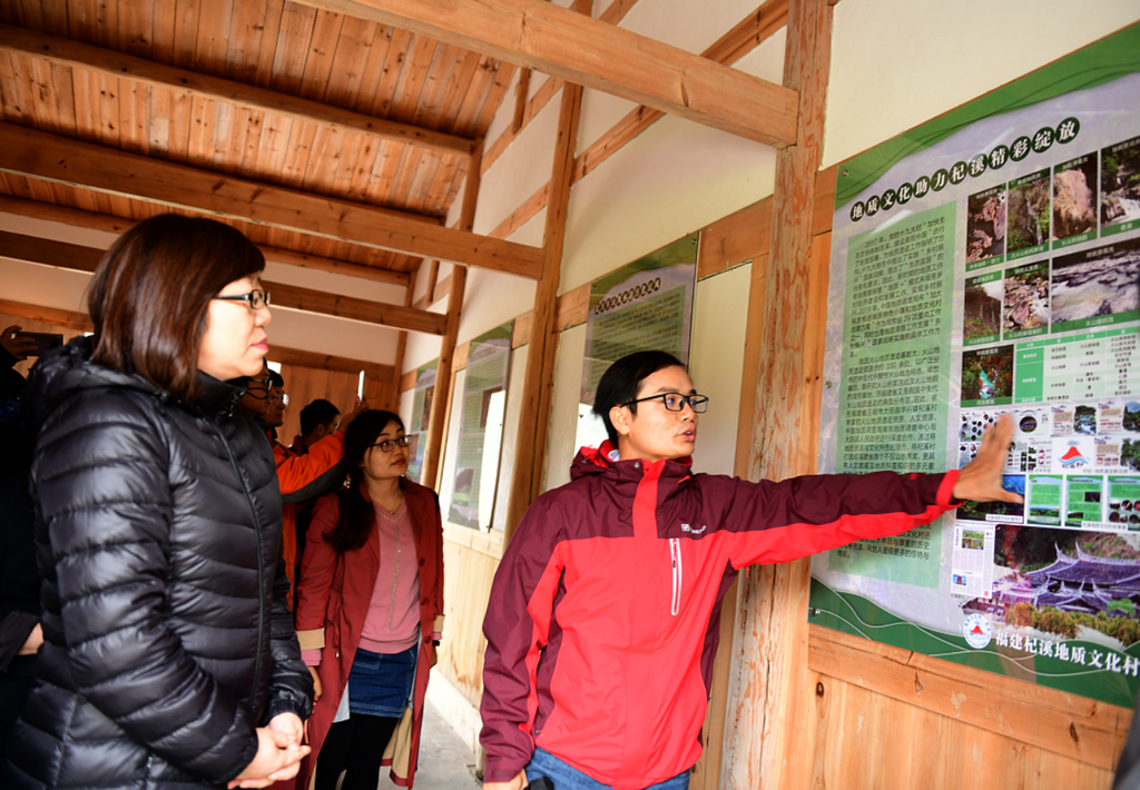 局水环部邢丽霞主任考察杞溪地质文化陈列室 (复制)