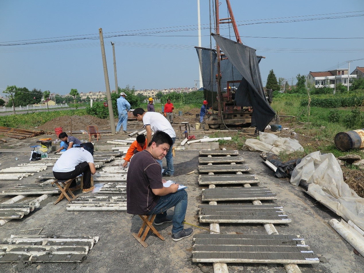 1图为于俊杰同志在第四纪地质钻探现场取样、编录