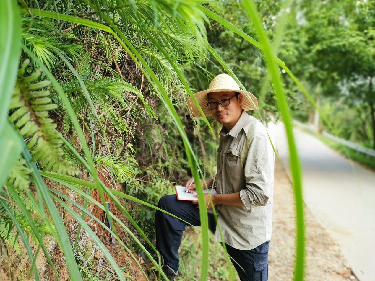 4图为孙建东同志在江西赣县开展矿产地质专项填图工作