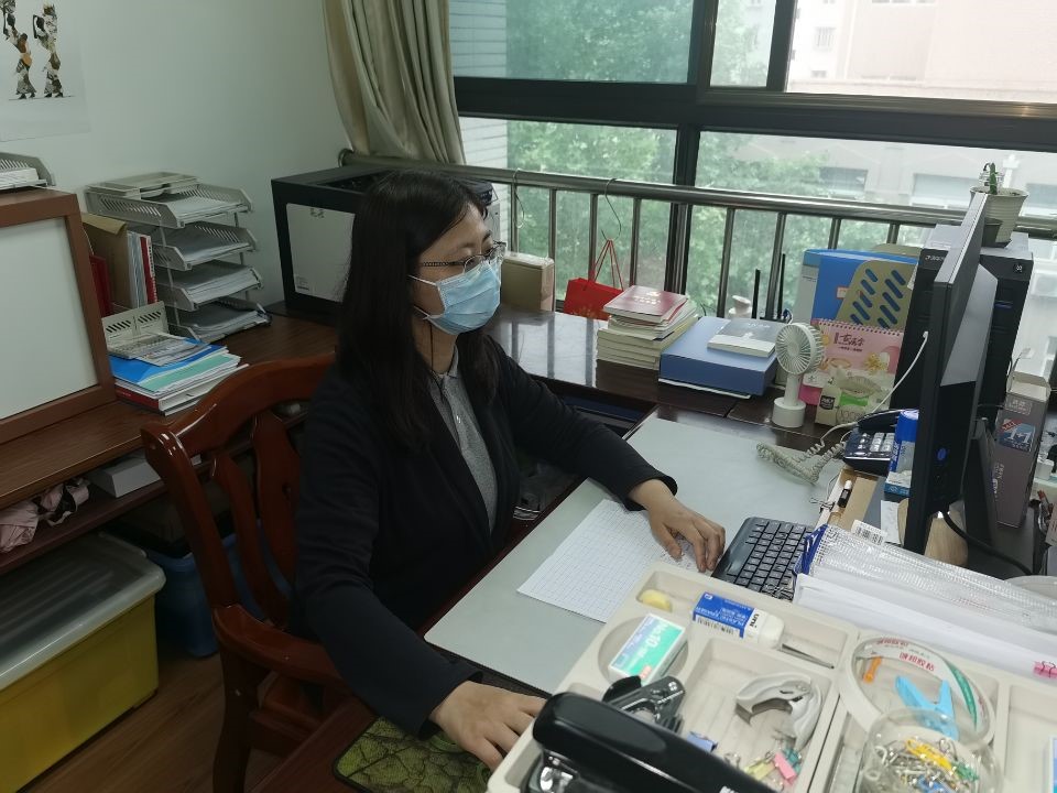 5图为朱筱婷同志在办公室工作场景