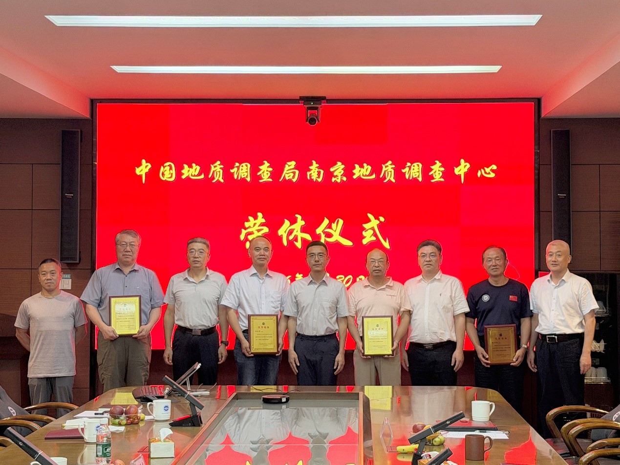 中心领导及副总师与荣休同志合影